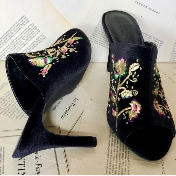 Urban Outfitters Velvet Embroidery Floral Mule 7 - Picture 5 of 5